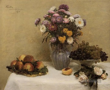  fantin - Weiße Rosen Chrysanthemen in einer Vase Pfirsichen und Trauben auf einem Tisch mit einem Whi Henri Fantin Latour